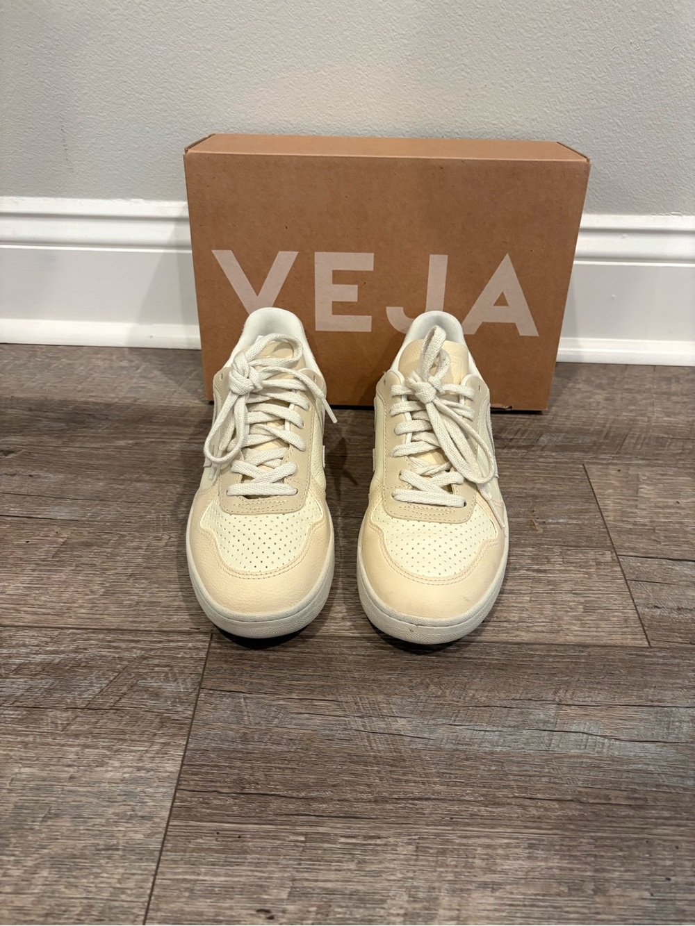 Veja Cream/Off-White Low-Top Sneakers